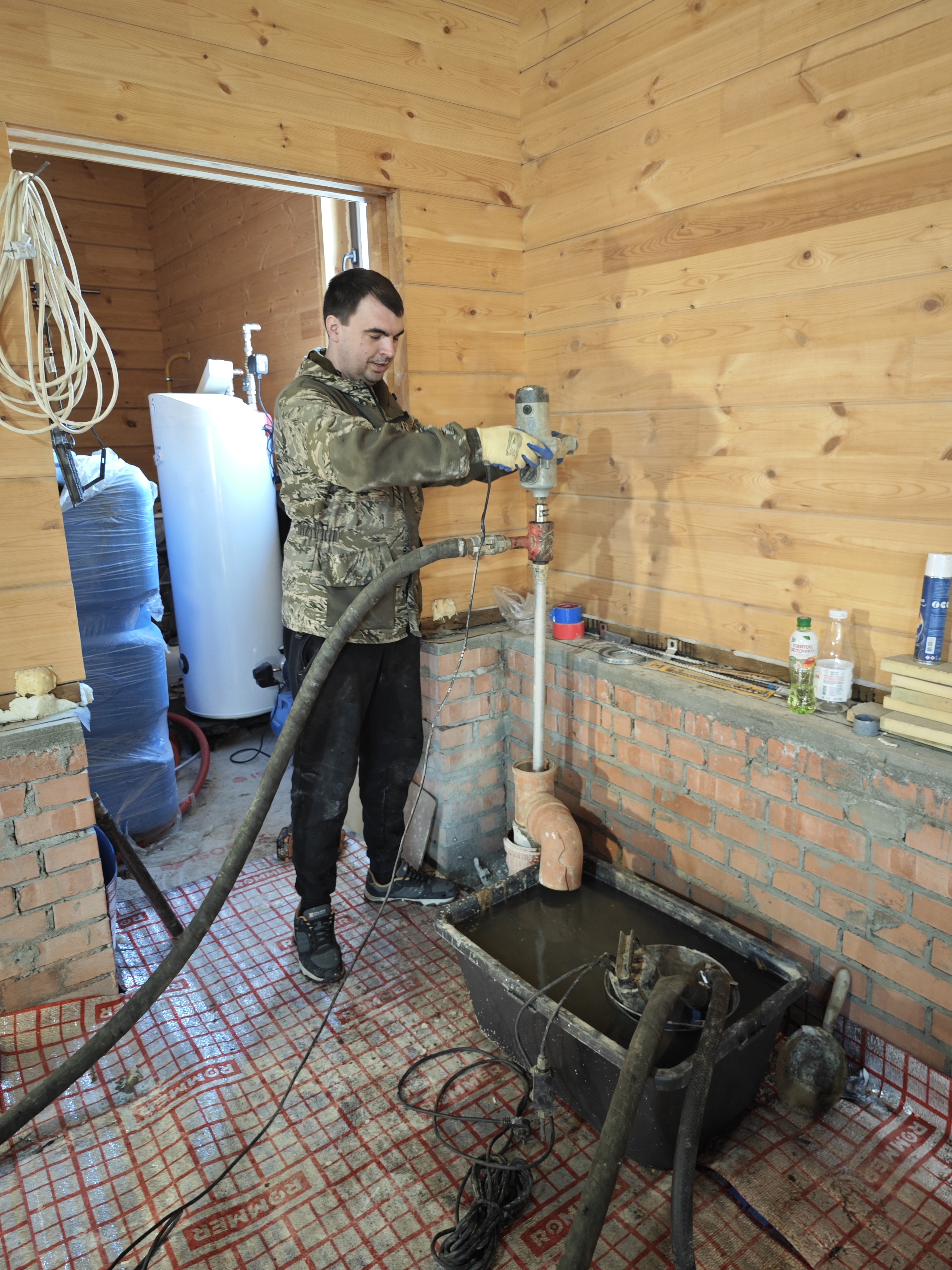 Бурение абиссинской скважины в доме